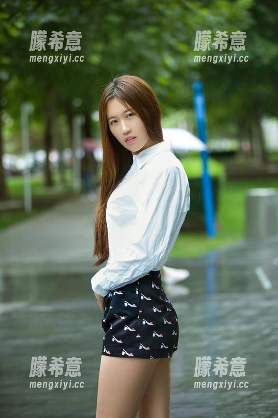 TuiGirl推女郎 - 看王馨瑶的清纯写真，分享的不只是画面，还有不小心打翻的零食碎片哦！