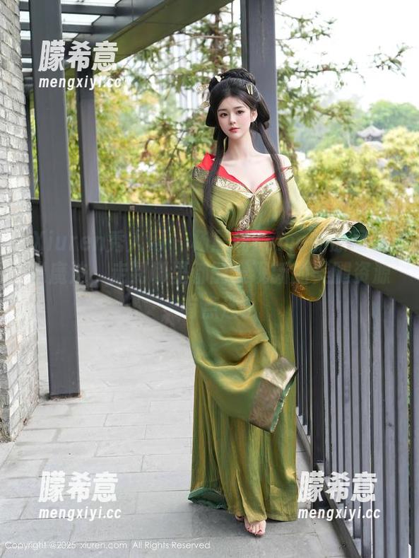 Xiuren秀人网-杨晨晨Yome Xiuren秀人网 - 杨晨晨Yome的原图就像魔法,走到哪里都能发现新的美腿资源,有点迷!