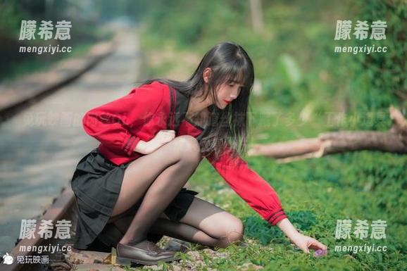兔玩映画的肉丝OL，你永远不知道丝袜下藏了多少“工作小道具”，快来欣赏图片！