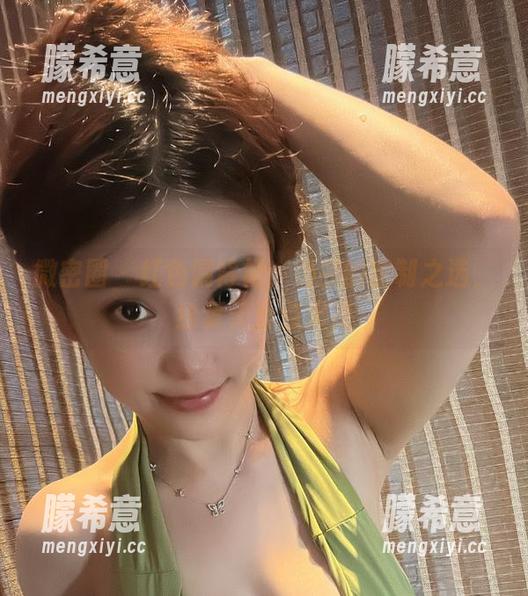 微密圈 - 红色漏背裙：奶雯的定制之选，给夏天添点火花