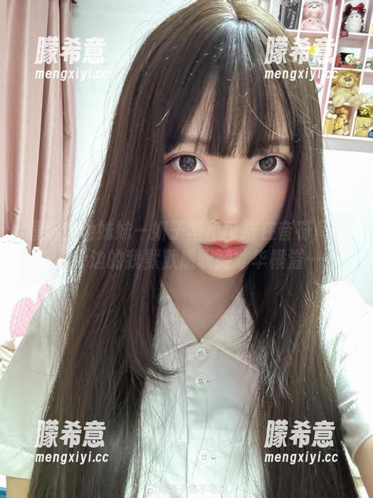 最新吉他妹妹—妍子坚不可摧在音符间跳舞，旁边的我默默感叹她才华横溢……