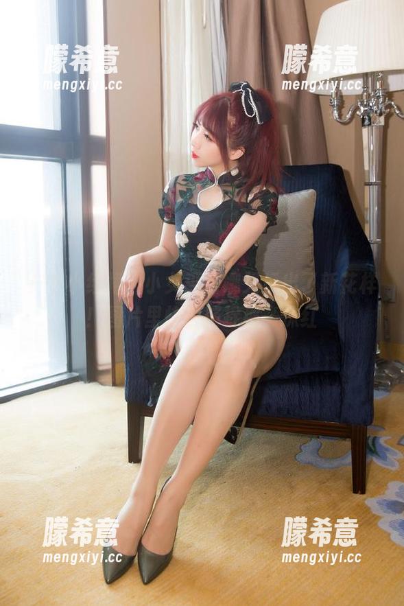 户外小红裙，小女巫露娜又玩出了新花样！图片里快去捕捉那一抹红
