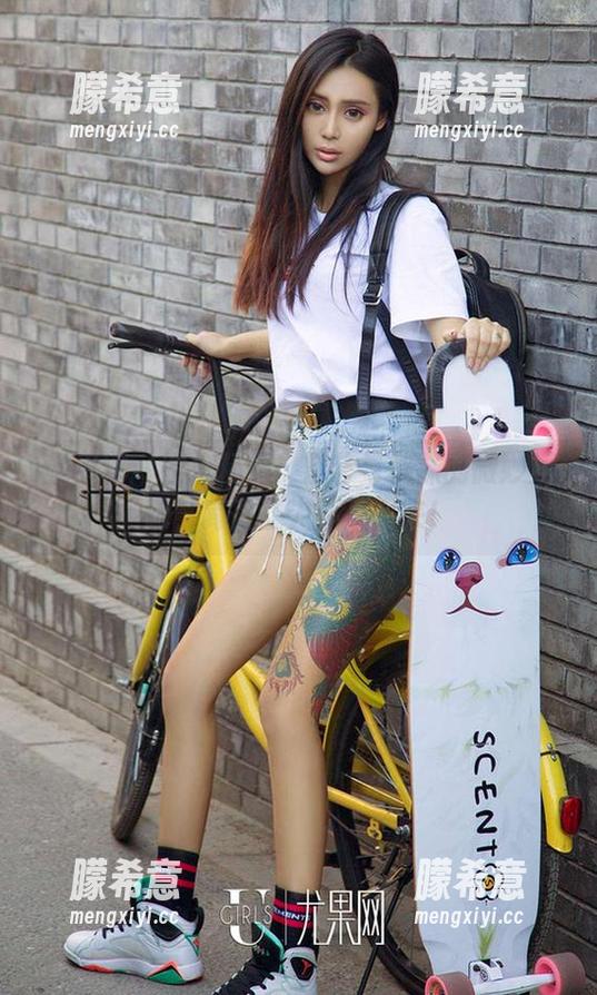 尤果网 - 图包精选：宫艺与棉袜的微妙互动，简直让人停不下来！