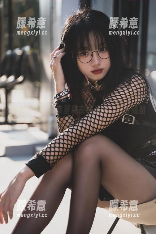 柒柒不可爱 柒柒不可爱为你呈现在线逗趣,迷情姐姐原图别说太好看