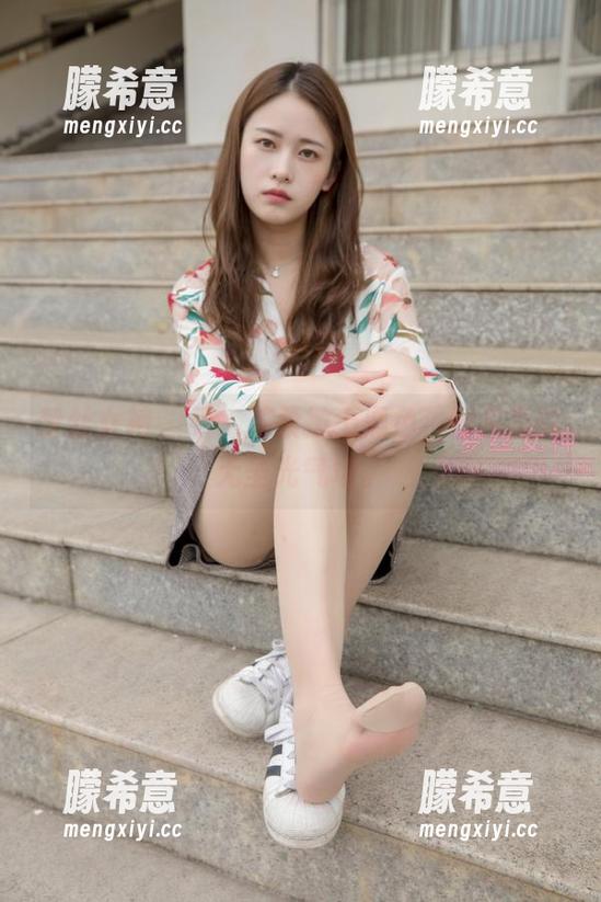 梦丝女神 - 看，苏柔披上黑色，图包里的无圣光气场。