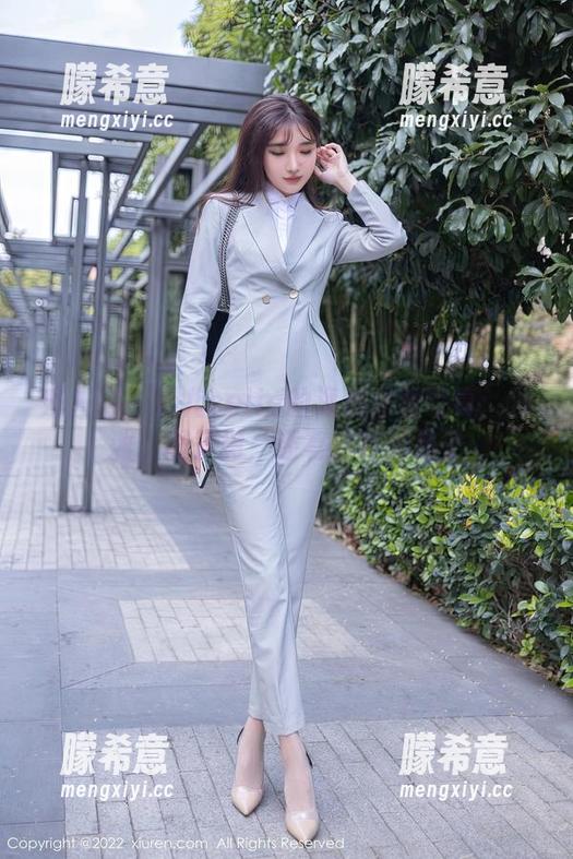 秀人网 - 果儿celia的海边必看写真：沙滩、椰子树，还有路过的鸽子