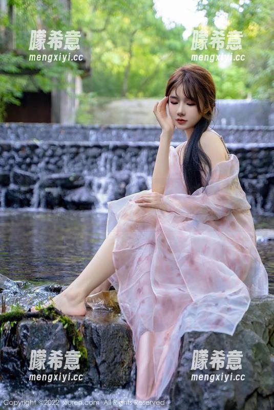秀人网-水水姐 秀人网 - “还有这种操作?”水水姐的美脚精选写真,透着些调皮的意味。