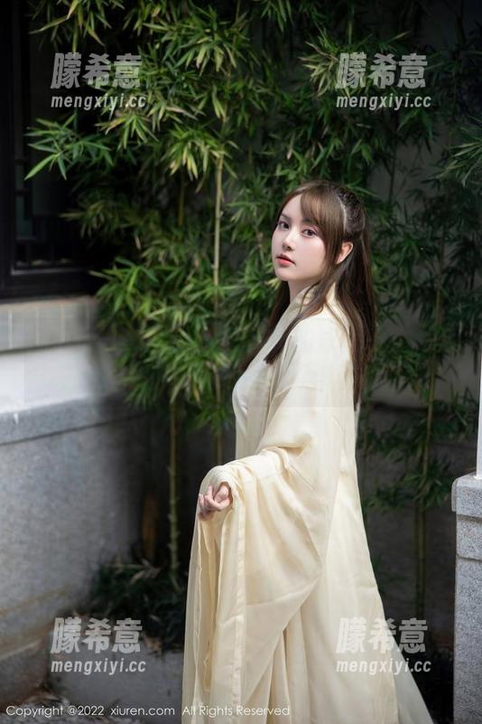 秀人网 - 陆萱萱cecillia的泳池写真：每一张图包都像在水面上漂浮着的梦。
