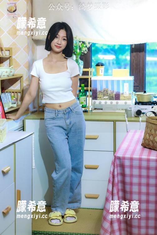 绮梦摄影 - 空姐套图：子涵向云端征服，白皙的双腿像是飞行中的捷径