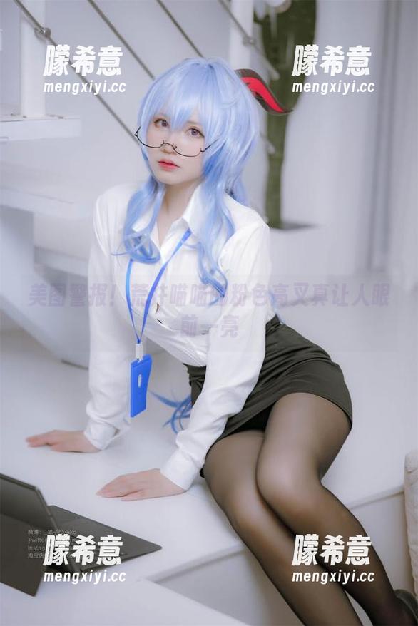 美图警报！荒井喵喵的粉色高叉真让人眼前一亮