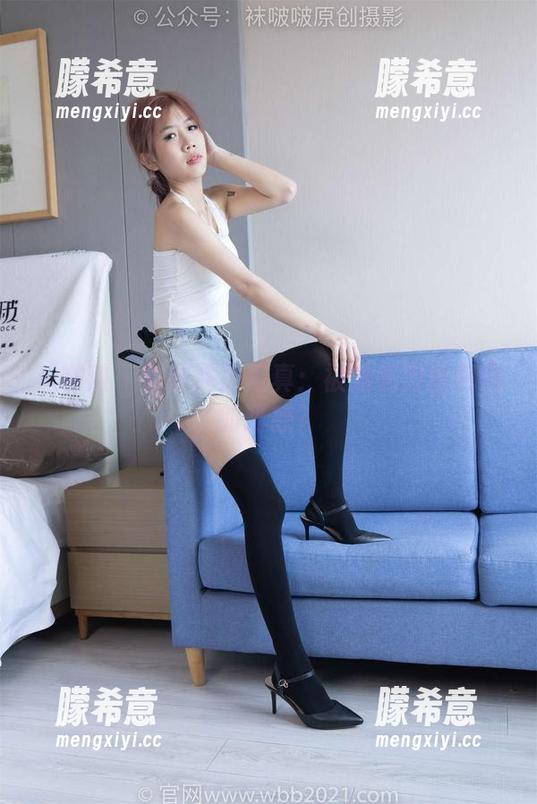 袜啵啵 - 甜甜圈的写真：被油亮肉丝包围的诱惑？
