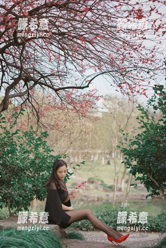 微密圈 - 在家也能当模特！辣妈女神的免费图集，居家路线演绎‘动感风’！